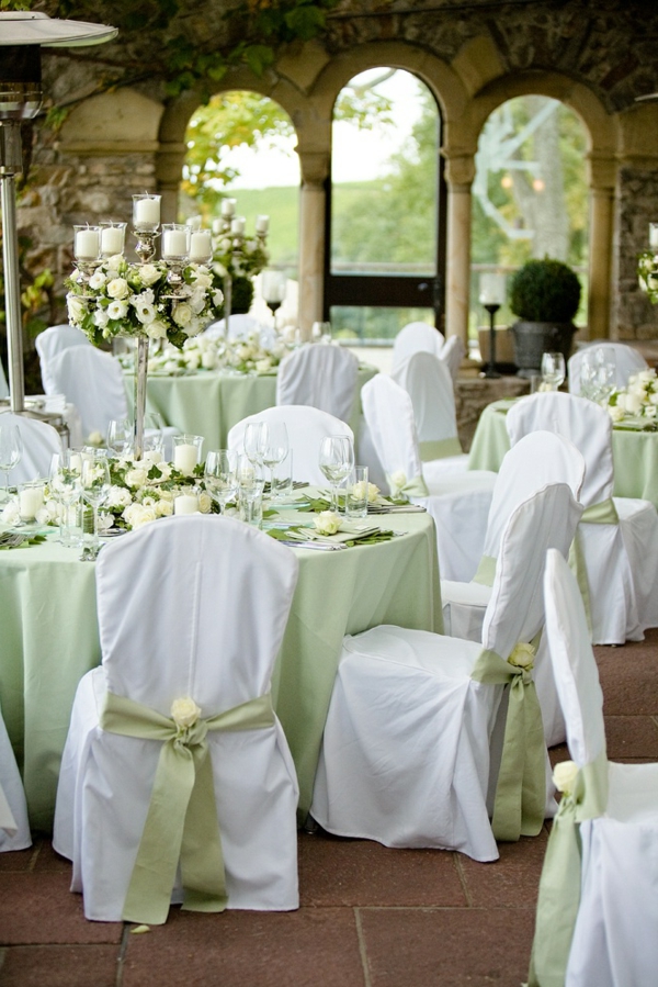 wunderbare-Tischdekoration-in-Grün-und-Weiß-Hochzeit