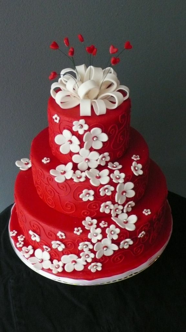wunderbare-Torte-Dekoration-in-Rot-und-Weiß