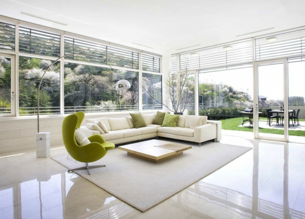 wunderbarer-weißer-Teppich-weißes-Sofa-Design-