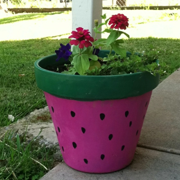 wunderschön-bemalte-Blumentöpfe-Wassermelone-Deko-Idee
