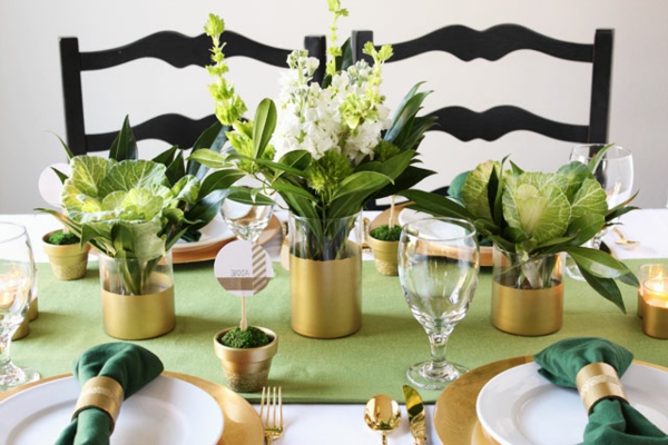wunderschöne-Tischdekoration-in-Weiß-und-Grün
