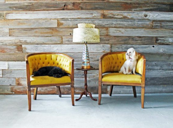 zwei-gelbe-Stühle-retro-stil