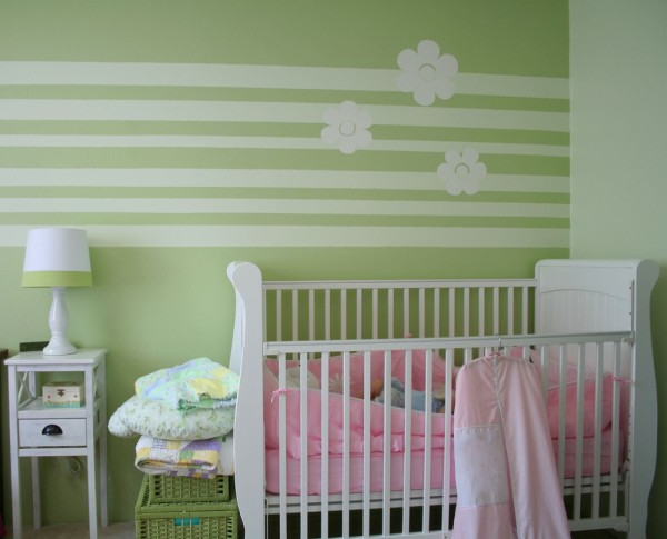 Babyzimmer-mit-Wandfarbe-Grüntone-Streifen