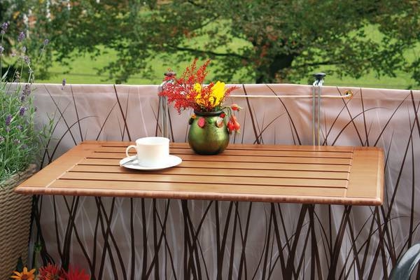 Balkon-mit-einem-Klapptisch-aus-Holz-Kaffeetasse