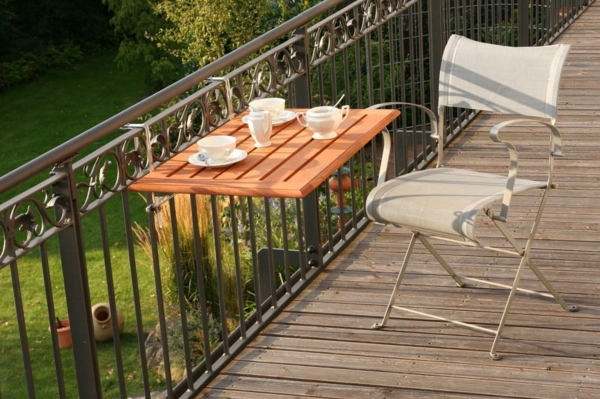 Balkon-mit-einem-Klapptisch-aus-Holz-Stuhl-Holzboden