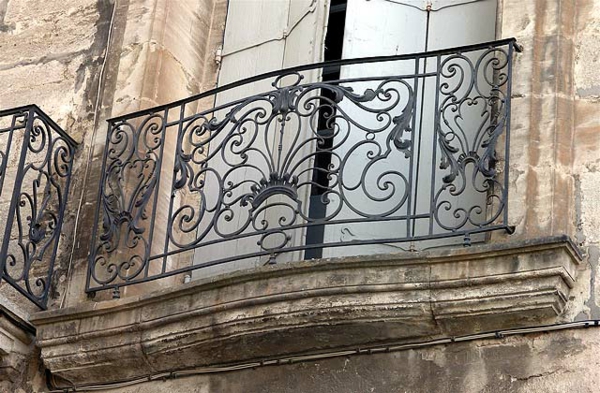 Balkon-mit-französischem-Design-Metallgeländer
