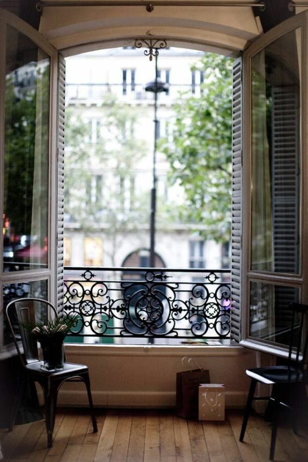 -Balkon-mit-französischem-Design-in-Paris