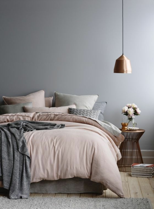 Bett-mit-Bettwäschen-in-Rosa-und-Grau