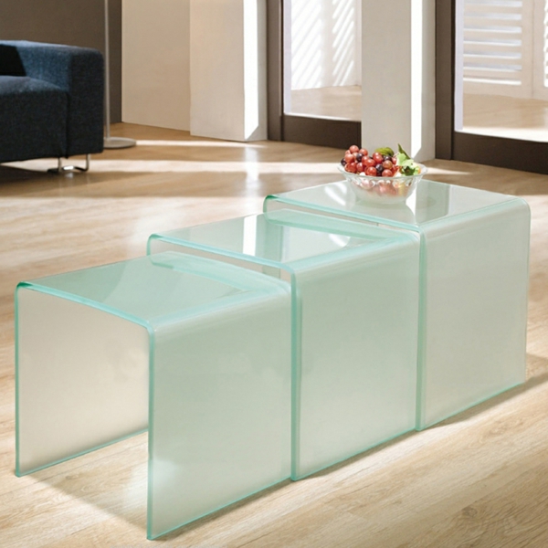 Couchtische-aus-Glas-mit-schönem-Design-im-Wohnzimmer