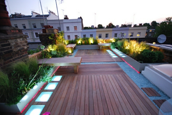 Dachterrasse-Bodenverkleidung-Holz-Akzentbeleuchtung-Sitzbänke-Design-Idee