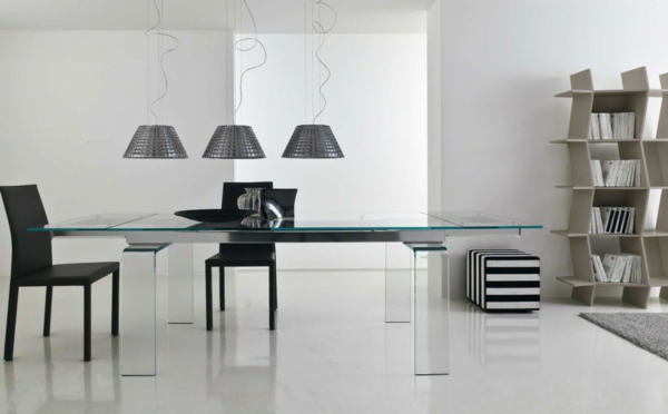 Design-Idee--Esstische-aus-Glas-schwarze-Stühle