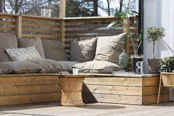 Eckbank- für-Balkon-aus-Holz-mit-Kissen