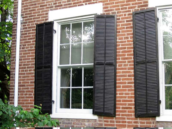 Fensterlaeden-Holz-Draußen-Türen