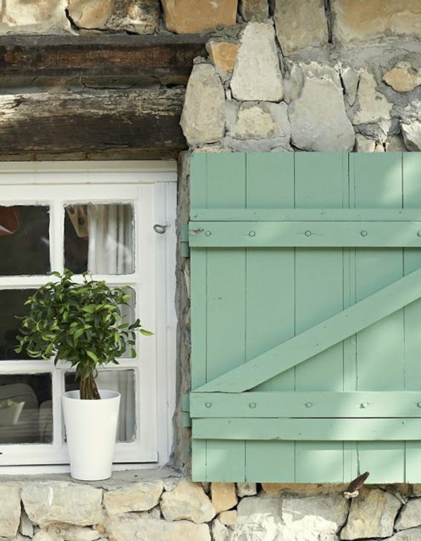 Fensterlaeden-Holz-in-grüner-Farbe
