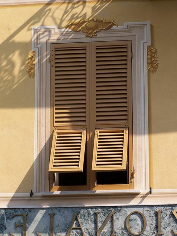 Fensterläden-aus-Holz-Exterior-Design