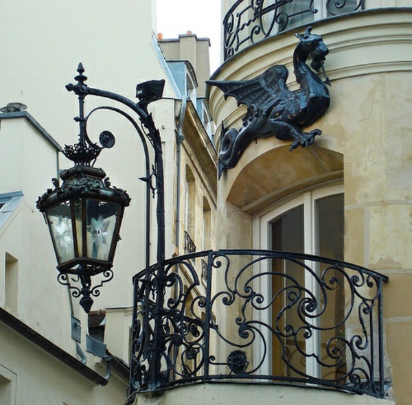Gebäude-mit-französischem_Balkon