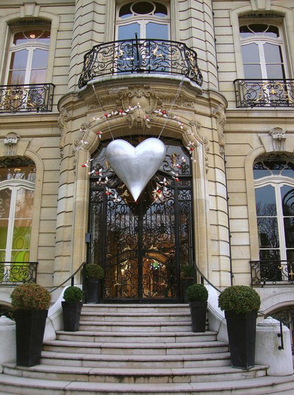 Gebäude-mit-französischen_Balkonen-Herz