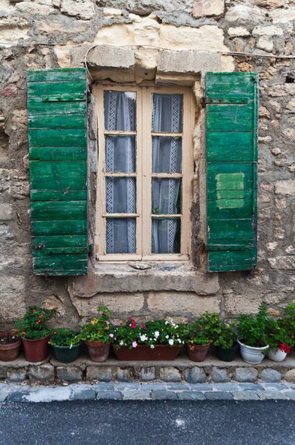 Holz-Fensterlaeden-in-grüner-Farbe