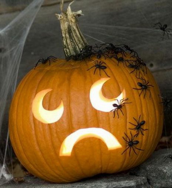 Kürbis-Gesichter-zum-Halloween-mit-Spinnen