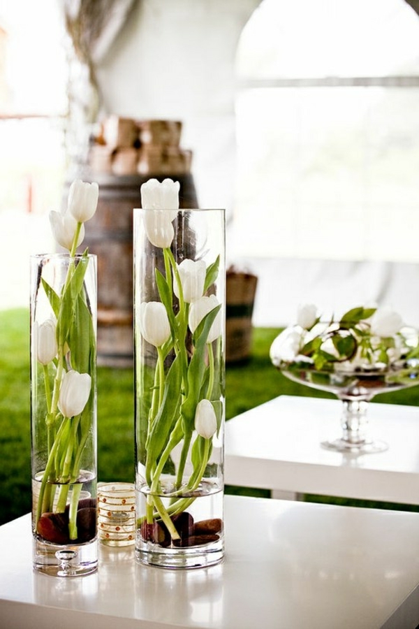 Osterdeko-Tischdekoration-mit-weißen-Tulpen
