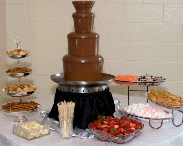 Party-Tisch-mit-Obst-Cookies-und-Brunnen-aus-Schokolade