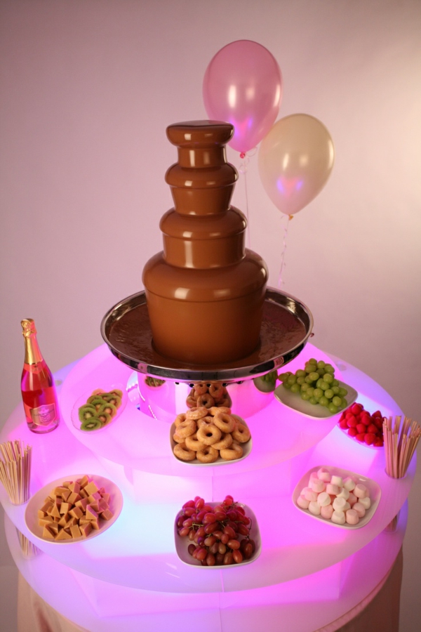 Party-mit-Brunnen-mit-Schokolade-und-Obst