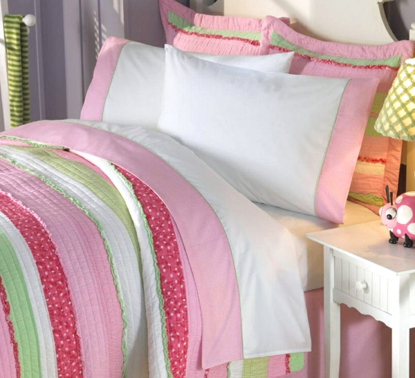 Schlafzimmer-in-Rosa-rosa--Bettwäsche