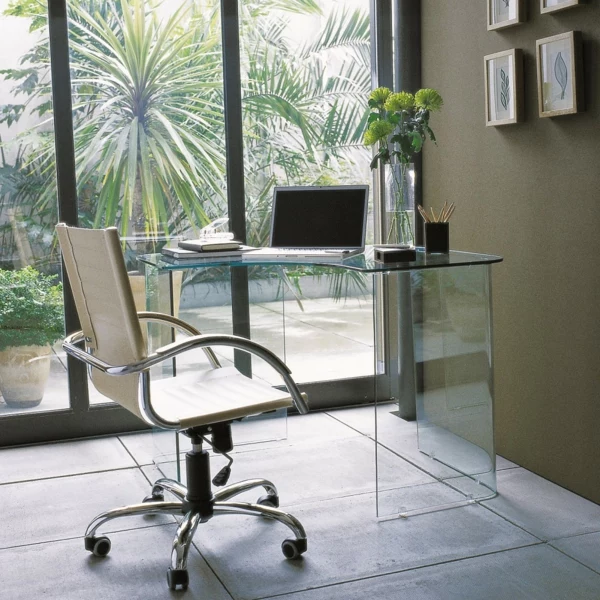 Schreibtisch-aus-Glas-im-Heimbüro-