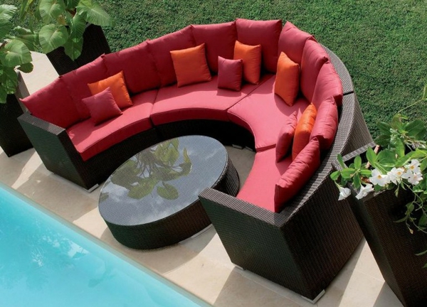 Sofa-in-halbrunder-Form-für-Draußen