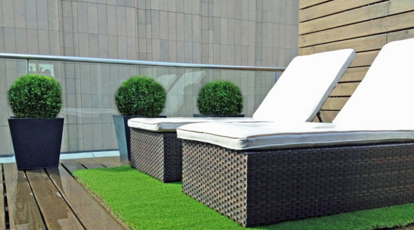 Terrasse-mit-künstlichem-Gras--und-Holzboden