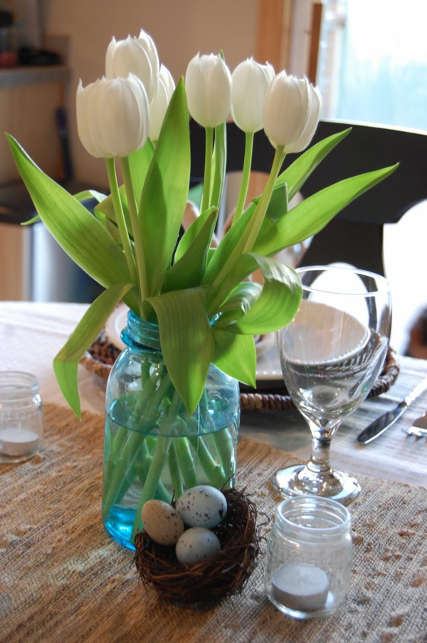 Tischdeko-Tischdekoration-mit-weißen-Tulpen