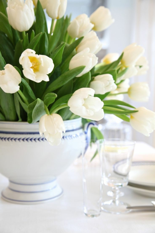 Tischdeko-in-Grün-und-Weiß-Tulpen