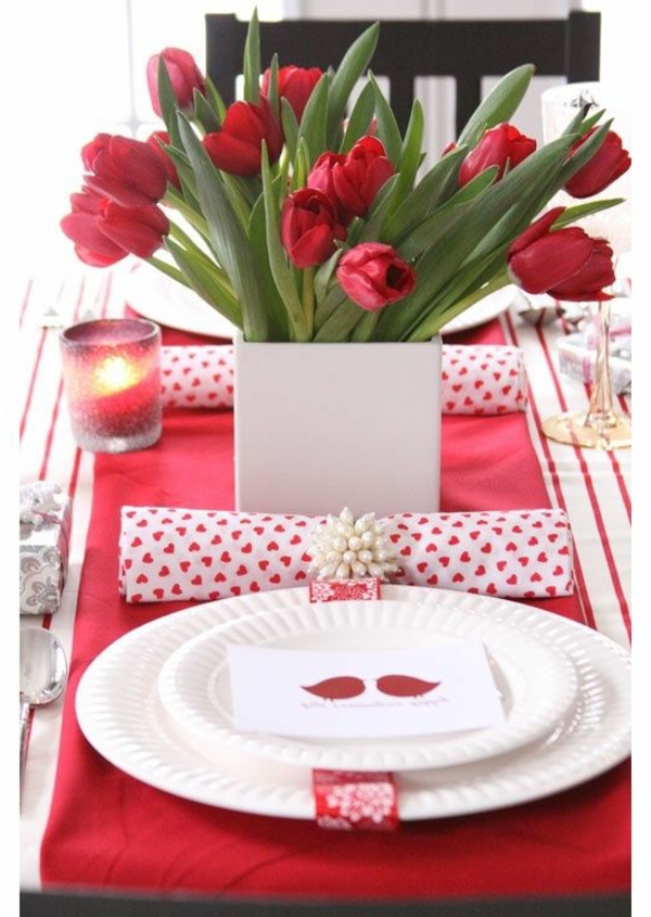 Tischdeko-mit-Tuplen-in-Rot-Idee