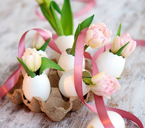 Tischdeko-mit-rosa-und-weißen-Tulpen-Eierschalen