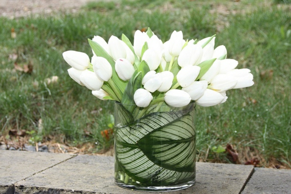 Tischdeko-mit-weißen-Tulpen-