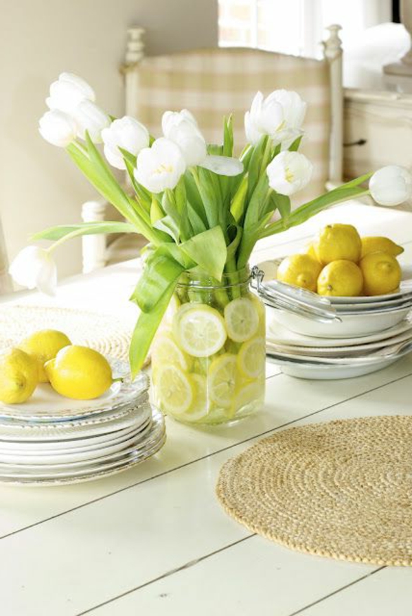 Tischdeko-mit-weißen-Tulpen-und-Zitronen-