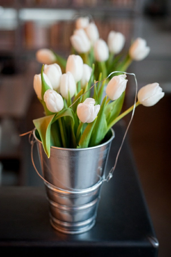 Tischdekoration-mit-Tulpen-Weiß
