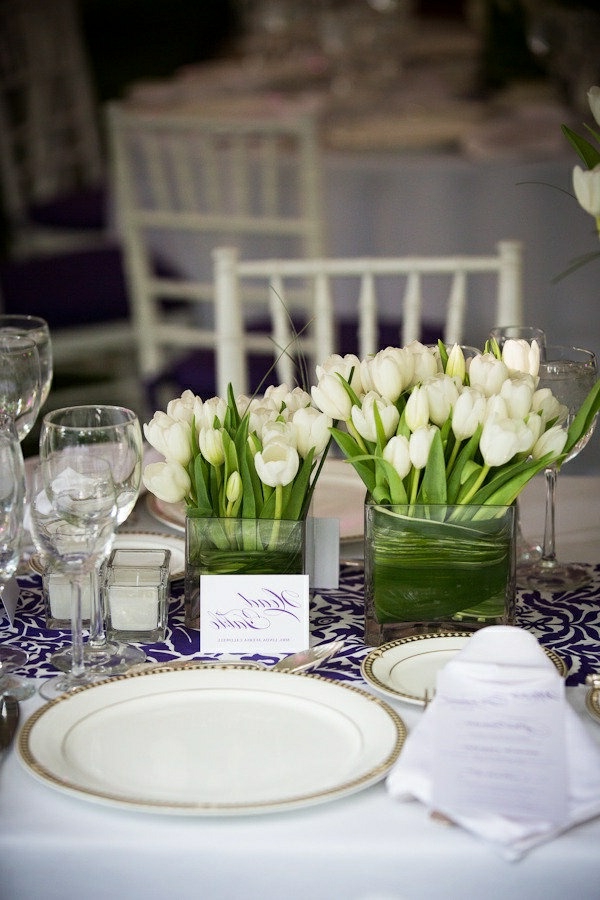 Tischdekoration-mit-Tulpen-in-Weiß-