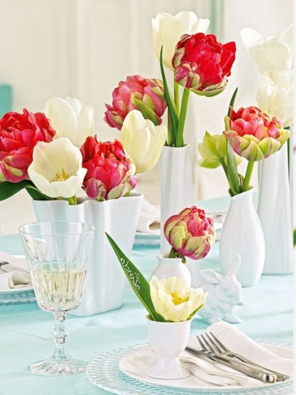 Tischdekoration-mit-Tulpen-in-Weiß-und-Rot