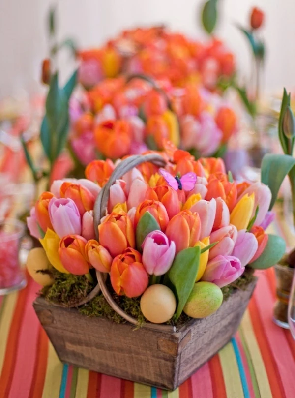 Tischdekoration-mit-Tulpen-in-vielen.verschiedenen-Farben