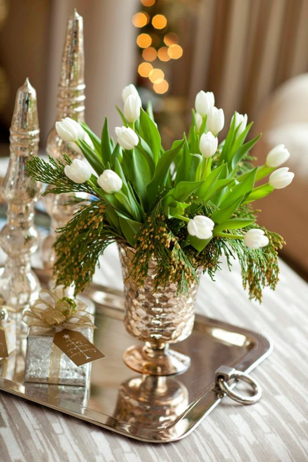 Tischdekoration-mit-Tulpen-in-weißer-Farbe