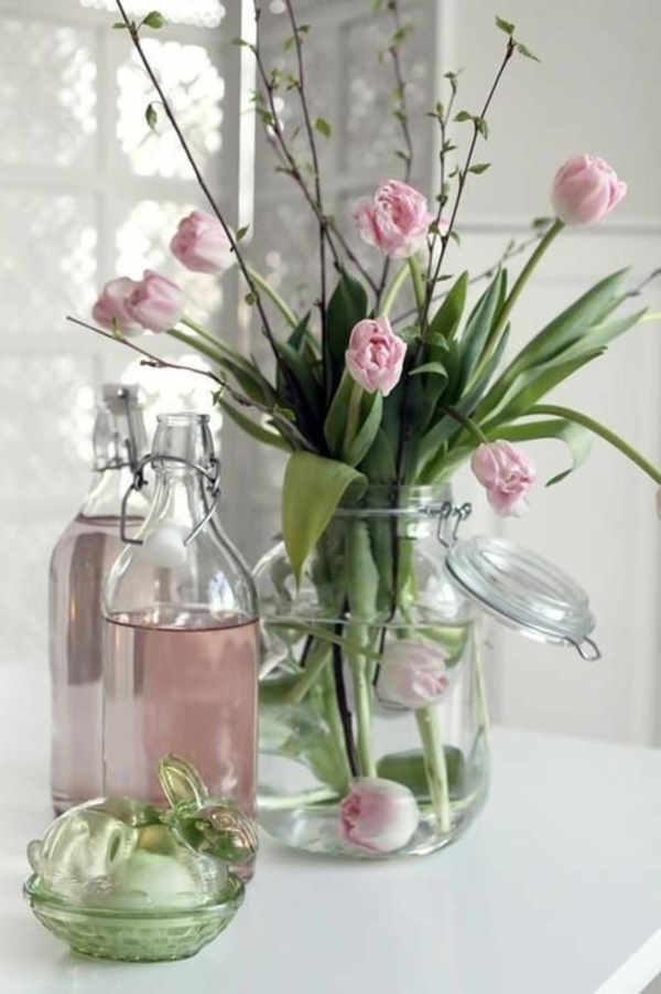 Tischdekoration-mit-rosa-Tulpen-Tischdeko