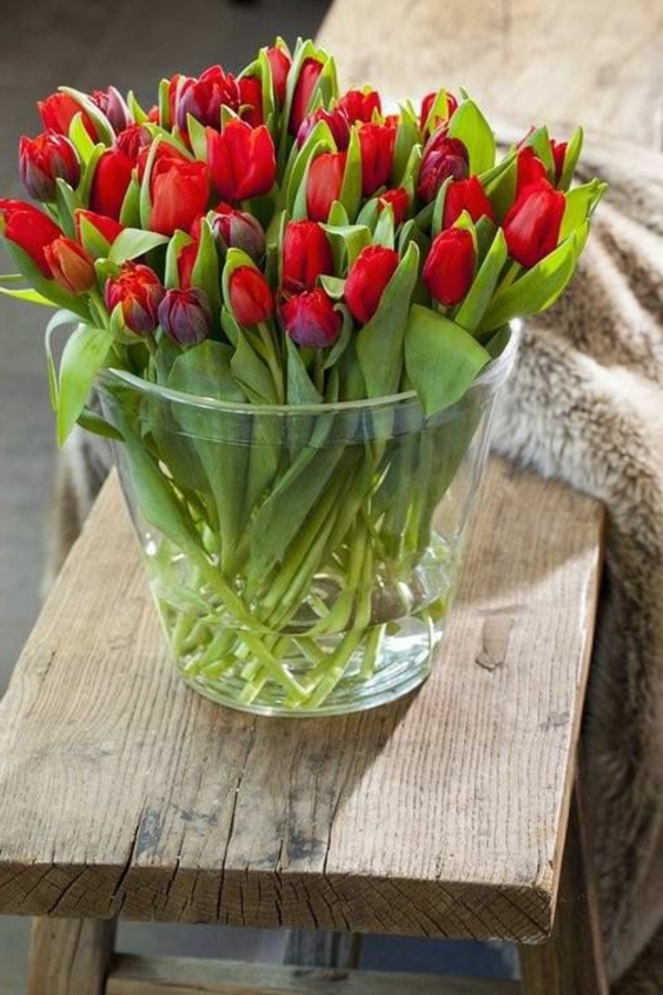 Tischdekoration-mit-roten--Tulpen