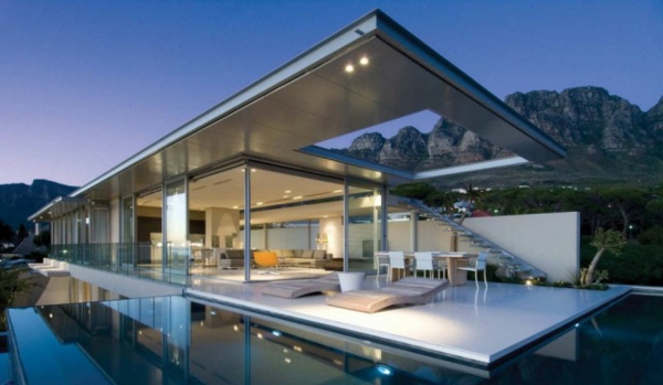Traumwohnung-mit-Glaswänden-moderne-Architektur
