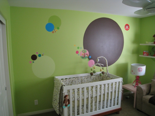 Wand-.in-Grüntönen--Babyzimmer