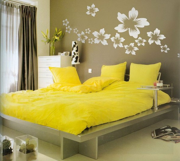 Wandbilder-modern-mit-Blumenmotiven-gelbe-Bettwäsche