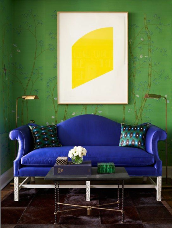 Wandgestaltung-in-grüner-Farbe-blaues-Sofa