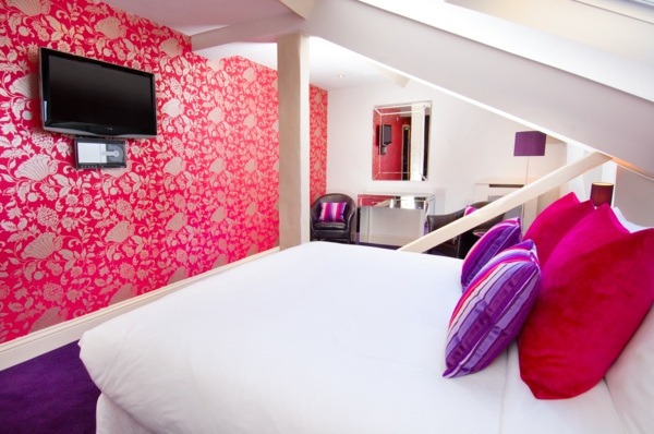 Wandtapete-rosa-Schlafzimmer