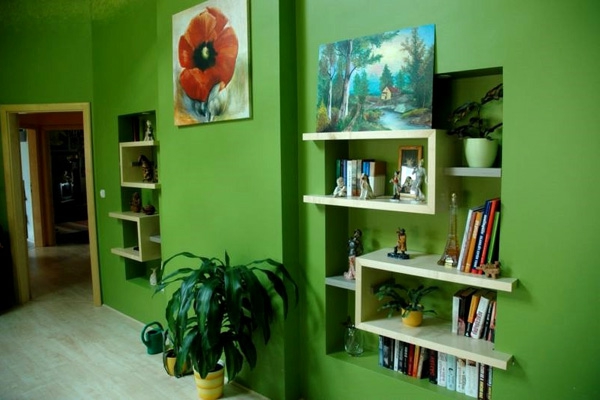 Wohnzimmer-mit--Wandfarbe-Grüntone