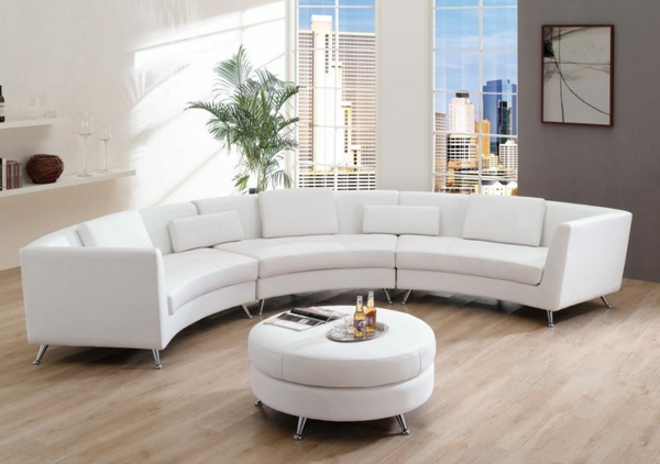 Wohnzimmer-mit-weißem-Sofa-halbrund-Design-Idee